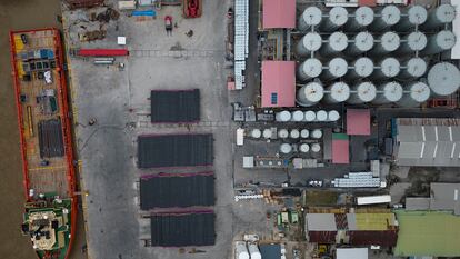 Vista aérea de una instalación petrolera en obras en Georgetown (Guyana), en abril de 2023.