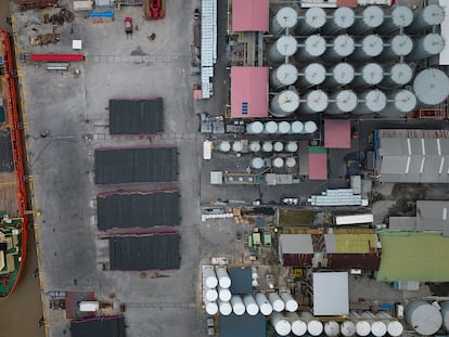 Vista aérea de una instalación petrolera en obras en Georgetown (Guyana), en abril de 2023.