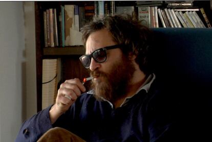 Un desaliñado Joaquin Phoenix, en un fotograma de la película <i>I'm still here.</i>