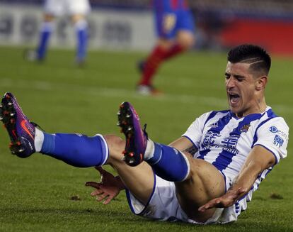 El defensa de la Real Sociedad, Yuri Berchiche, se lamenta de una ocasión fallada.