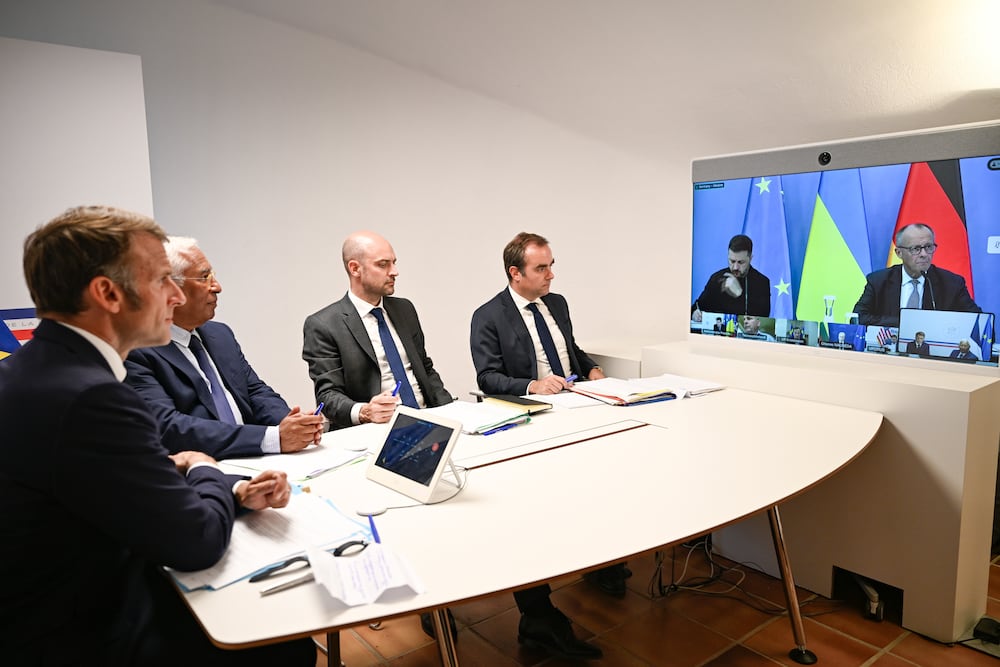 Bormes les Mimosas (France), 13/08/2025.- (L-R) French President Emmanuel Macron, Antonio Costa, President of the European Council, French Minister for Europe and Foreign Affairs Jean-Noel Barrot, and France's Minister of Armed Forces Sebastien Lecornu attend a video conference with Ukraine's President Volodymyr Zelensky and German Chancellor Friedrich Merz to discuss the ongoing war in Ukraine, at Fort de Bregancon in Bormes-les-Mimosas, France, 13 August 2025. (Francia, Ucrania) EFE/EPA/PHILIPPE MAGONI / POOL
