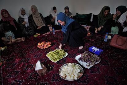 Un grupo de mujeres voluntarias de la ONG Pen Path celebra un encuentro para reivindicar su derecho a la educación, de puertas adentro en una casa de Kabul por las restricciones de los talibanes.