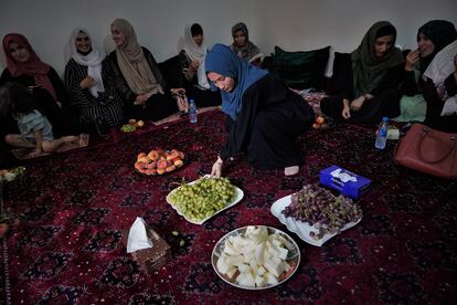 Un grupo de mujeres voluntarias de la ONG Pen Path celebra un encuentro para reivindicar su derecho a la educación, de puertas adentro en una casa de Kabul por las restricciones de los talibanes. 