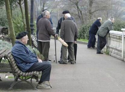 Varios ancianos, en un parque de San Sebastián.