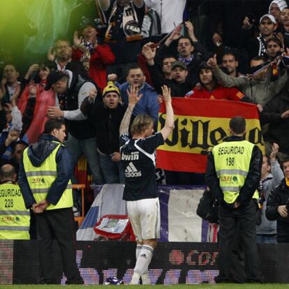 Guti se acerca al fondo sur tras el partido.