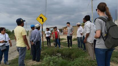 Los voluntarios hablan con los lugareños afectados por El Niño Costero.