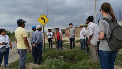 Los voluntarios hablan con los lugareños afectados por El Niño Costero.