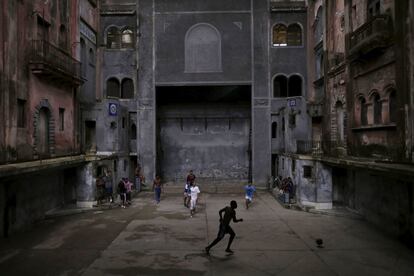 Jóvenes jugando al fútbol en La Habana.