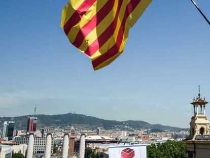 Un hombre ondea una bandera independentista en Barcelona