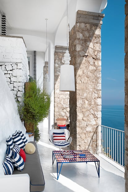 Aunque el hotel no se encuentra en una zona de playa, Marco ha sacado el mayor partido de su ubicación, creando rincones con relajantes vistas al mar.