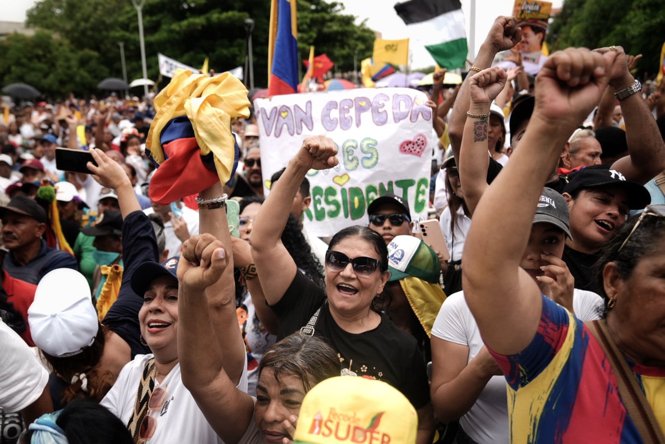 Simpatizantes de Iván Cepeda asisten a la manifestación de la oposición, en Barranquilla, este viernes.