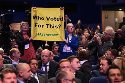 Dos activistas de Greenpeace interrumpen este miércoles el discurso en Birmingham de la primera ministra, Liz Truss.