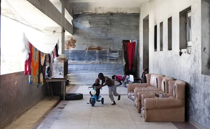 Dos niños juegan en uno de los pasillos, anteriormente cubiertos con marmol.