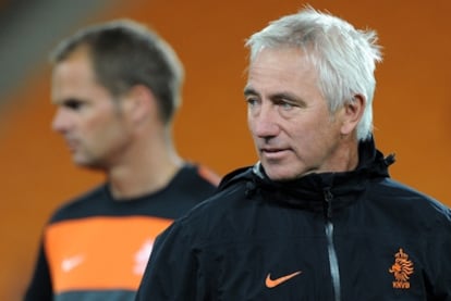 El entrenador Holandés, Bert Van Marwijk, dirige el entrenamiento de su selección el día antes de la final del Mundial