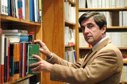 El filósofo argentino Enrique Lynch, en el Fondo de Cultura Económica, Madrid, en diciembre de 2003.
