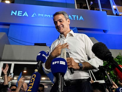 Kyriakos Mitsotakis, líder de la formación conservadora Nueva Democracia, celebra los resultados electorales en la sede del partido en Atenas, este domingo.