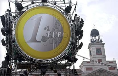 Un euro ocupa un lugar destacado en la Puerta del Sol de Madrid, donde se ultiman los preparativos para la llegada del nuevo año y la nueva moneda.
