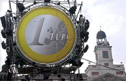 Un euro ocupa un lugar destacado en la Puerta del Sol de Madrid, donde se ultiman los preparativos para la llegada del nuevo año y la nueva moneda.