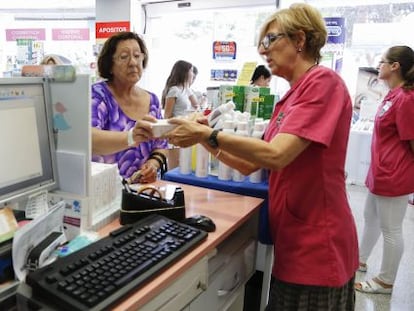 Clientes en una farmacia en Alicante.