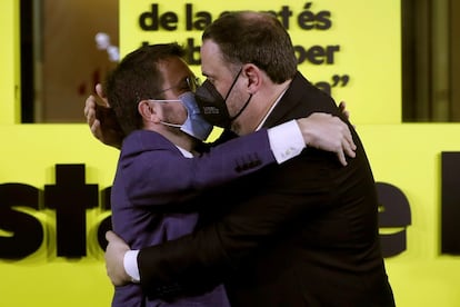 El candidato de ERC a la Presidencia de la Generalitat, Pere Aragonès (a la izquierda), es felicitado por el presidente del partido, Oriol Junqueras, tras conocer los resultados.