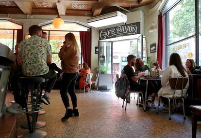 Varias personas toman el aperitivo en el café Pavón, en Lavapiés.