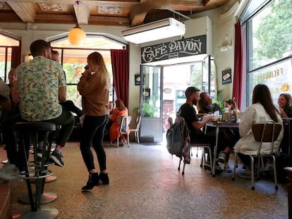 Varias personas toman el aperitivo en el café Pavón, en Lavapiés.