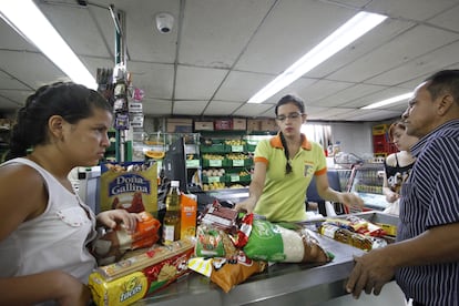 Dos personas compran alimentos en un supermercado en Cúcuta (Colombia), en una imagen de archivo.