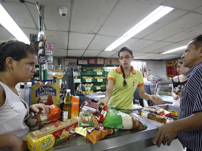 Dos personas compran alimentos en un supermercado en Cúcuta (Colombia), en una imagen de archivo.