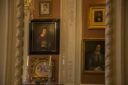 Interior de una de las habitaciones de la casa museo de Guillermo Tovar de Teresa.