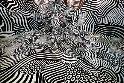 El arte también deja imágenes impactantes y turbadoras, como la que protagonizó la modelo camuflada en una instalación en blanco y negro del artista japonés Shigeki Matsuyama en su obra ­Narcisismo: la sala estrambótica. 