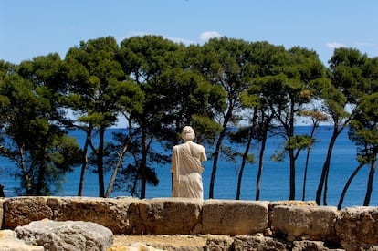 Empúries, L'Escala (Girona). La arribada de naves griegas cargadas de mercaderías fue bienvenida por los pueblos íberos. Así se gestó en el siglo VI antes de Cristo la colonia más alejada de la antigua Grecia, Ampurias, de la que nos ha llegado, entre otros restos, una escollera (que no muelle), el ágora y el templo de Asclepio —dios griego de la medicina—, convertido a la sazón en centro terapéutico y de culto: ya se sabe, la capacidad sanadora de las playas. La estatua de Asclepio (del siglo II antes de Cristo) le confiere al museo de Empúries un carácter único. Tras el yacimiento nos movemos a Sant Martí d'Empúries, antigua isla y capital carolingia, cuyas calles y plaza se recorren en un periquete. En el mirador del Port Grec habrá que decidir si buscamos a mano derecha la playa familiar del Moll Grec o bien, si tiramos a mano izquierda, a la playa de Riuet, menos concurrida por semisalvaje. El restaurante L'Esculapi es tentador para las familias. 