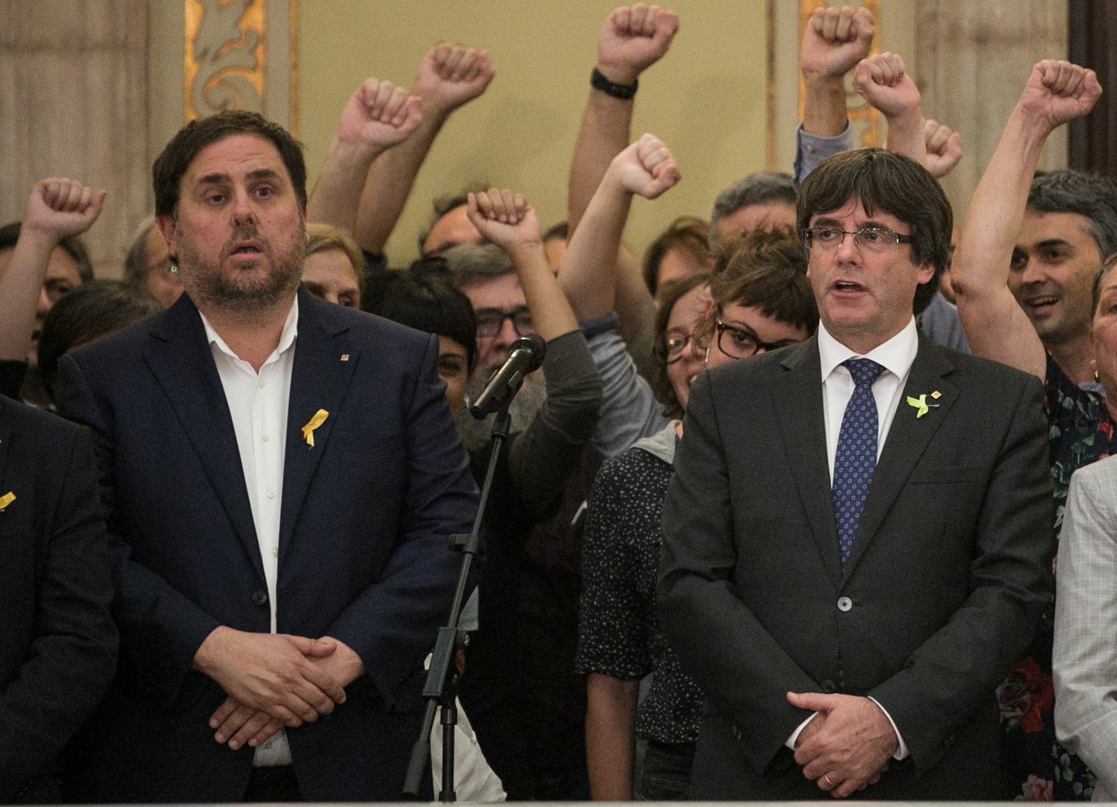 Oriol Junqueras y Carles Puigdemont el 27 de octubre de 2017 en el Parlament de Cataluña. 