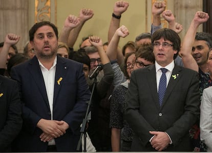 Oriol Junqueras y Carles Puigdemont, en el Parlament tras la declaración unilateral de independencia, el 27 de octubre de 2017.