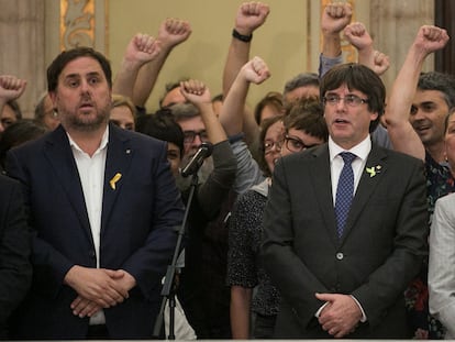 Oriol Junqueras y Carles Puigdemont, en el Parlament tras la declaración unilateral de independencia, el 27 de octubre de 2017.