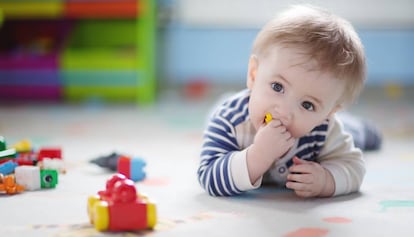 Un beb&eacute; juega con unos juguetes