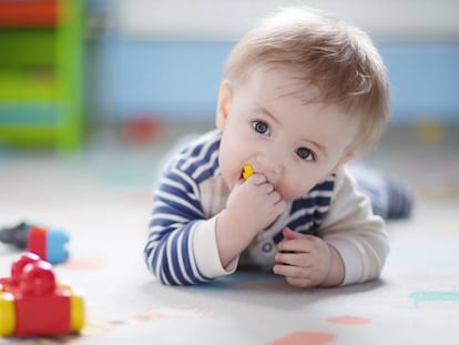 Un nadó juga amb unes joguines.