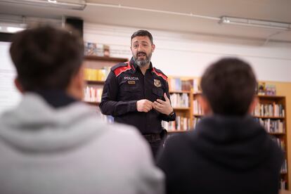 Un policía imparte un taller contra el acoso en un instituto de Barcelona.