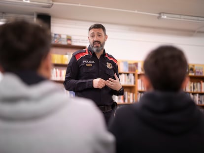 Un policía imparte un taller contra el acoso en un instituto de Barcelona.