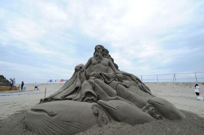 'The Asahi Sand Sculpture' es una exposición de esculturas de arena hasta el 7 de agosto en la playa de Yasashigaura, en Asahi (prefectura de Chiba), Japón. En la imagen, la obra del artista japonés Toshihiko Hosaka.