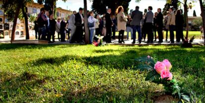 Un ramo de flores yace sobre una antigua fosa común del cementerio municipal de Valencia ayer por la mañana, cuando miles de ciudadanos lo visitaron.