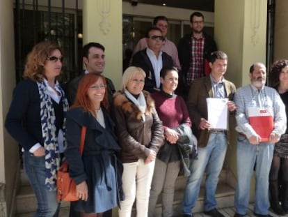 Representantes del PSPV ante la puerta del Consell en Alicante.