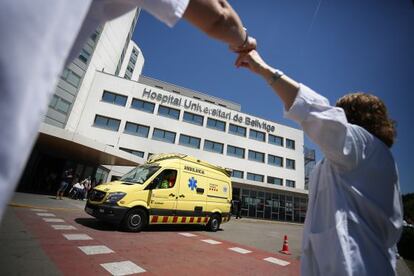 Protesta de profesionales y usuarios del Hospital de Bellvitge.