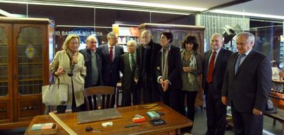 El alcalde de Bilbao, Iñaki Azkuna, junto a familiares de Ricardo Bastida este martes en la reconstrucción de su despacho en la Alhóndiga.  