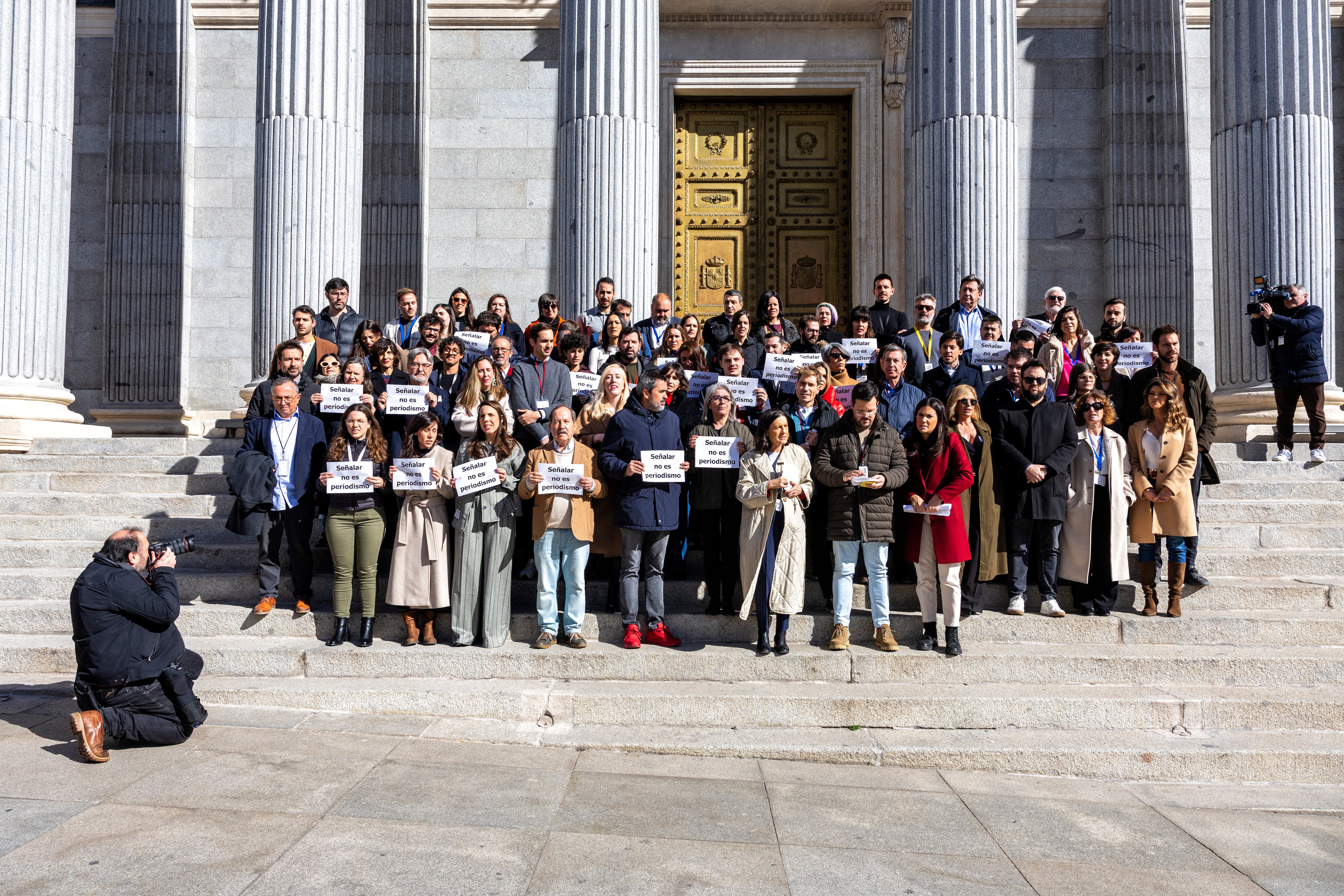 Concentración de protesta de periodistas parlamentarios en la escalinata del Congreso de los Diputados.