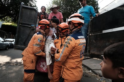 Elementos de la Defensa Civil colombiana reciben a desplazados de El Catatumbo en el estadio general Santander de Ccuta, el 19 de enero de 2025. 