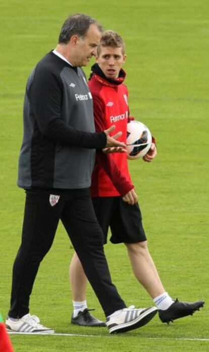 Bielsa y Muniain durante un entrenamiento.