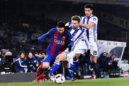 Illarramendi treu la pilota a Messi.