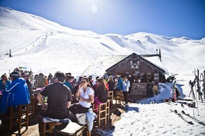 Una terraza a pie de pista en Aramón Formigal, en Huesca.