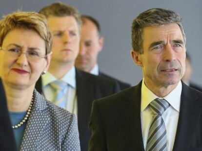 El secretario general de la OTAN, Anders Fogh Rasmussen (derecha), este lunes en Bruselas. 