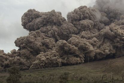Vista del Monte Sinabung en erupción desde la localidad de Sukanalu, al norte de Sumatra, Indonesia.